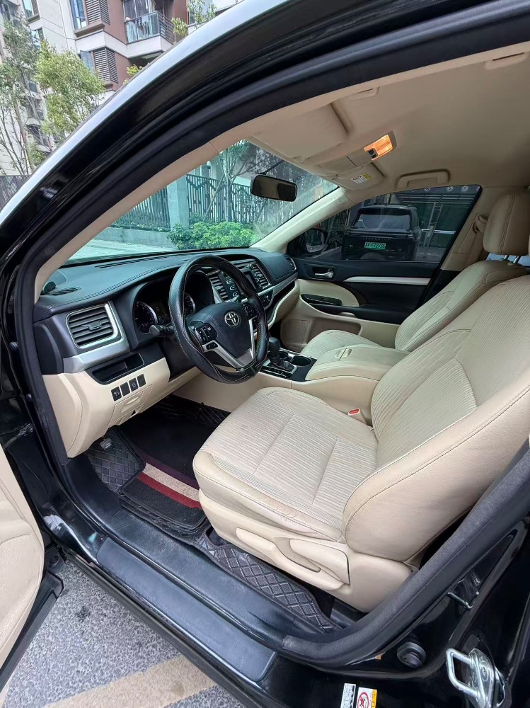 成都19年丰田汉兰达7