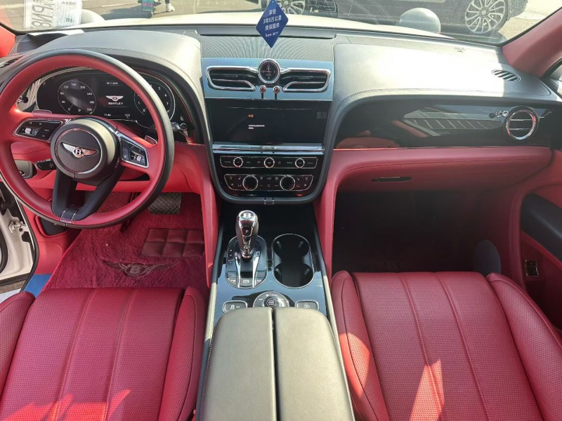 唐山21年宾利添越5