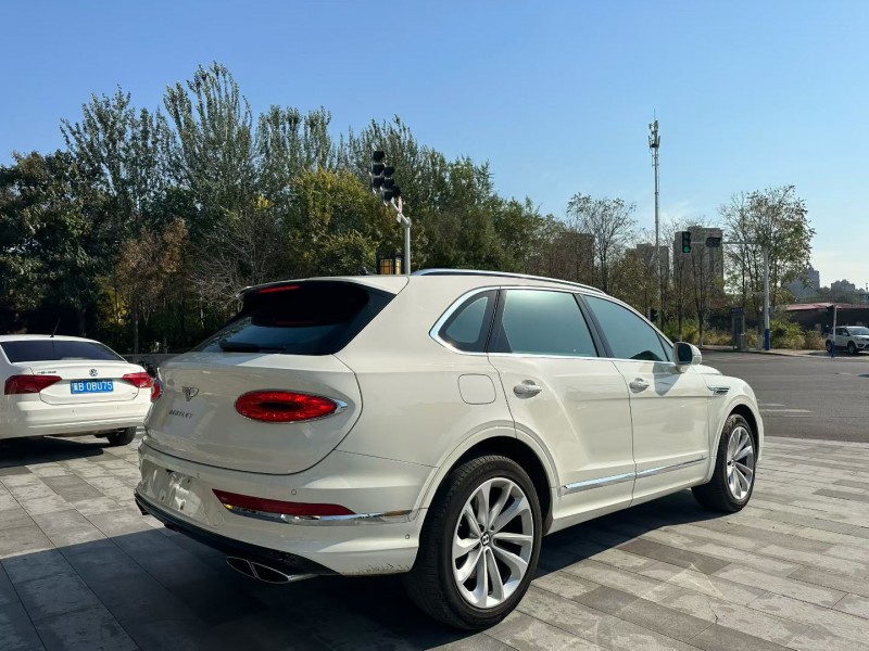 唐山21年宾利添越8