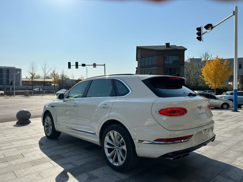 唐山21年宾利添越9