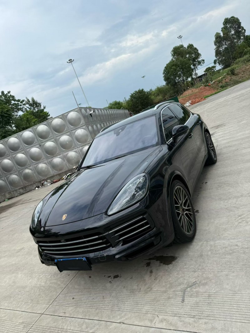 乐山21年保时捷卡宴2