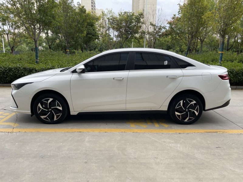 济宁24年吉利几何7