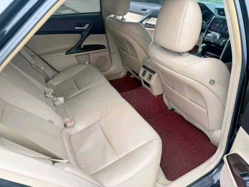 中山13年丰田锐志8