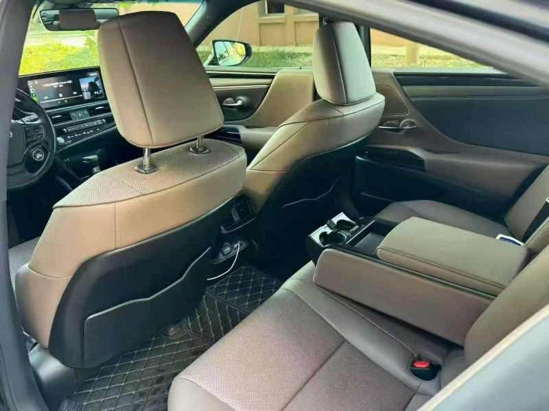 日照22年雷克萨斯ES4