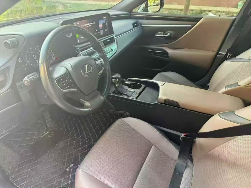 日照22年雷克萨斯ES5