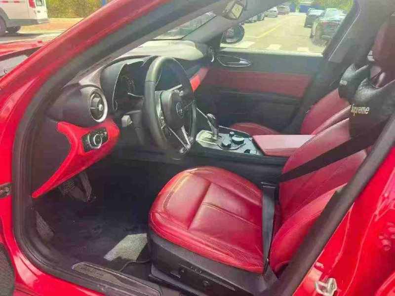 南宁19年阿尔法·罗密欧Giulia4