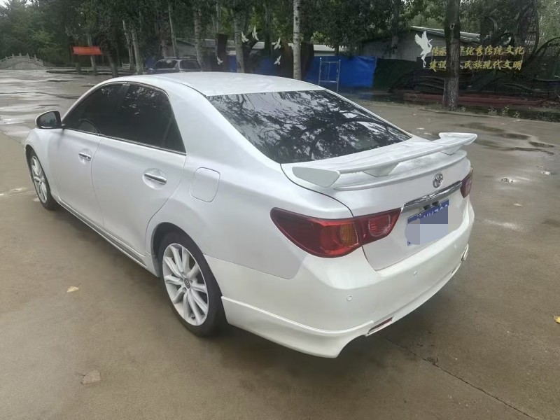 济宁12年丰田锐志7