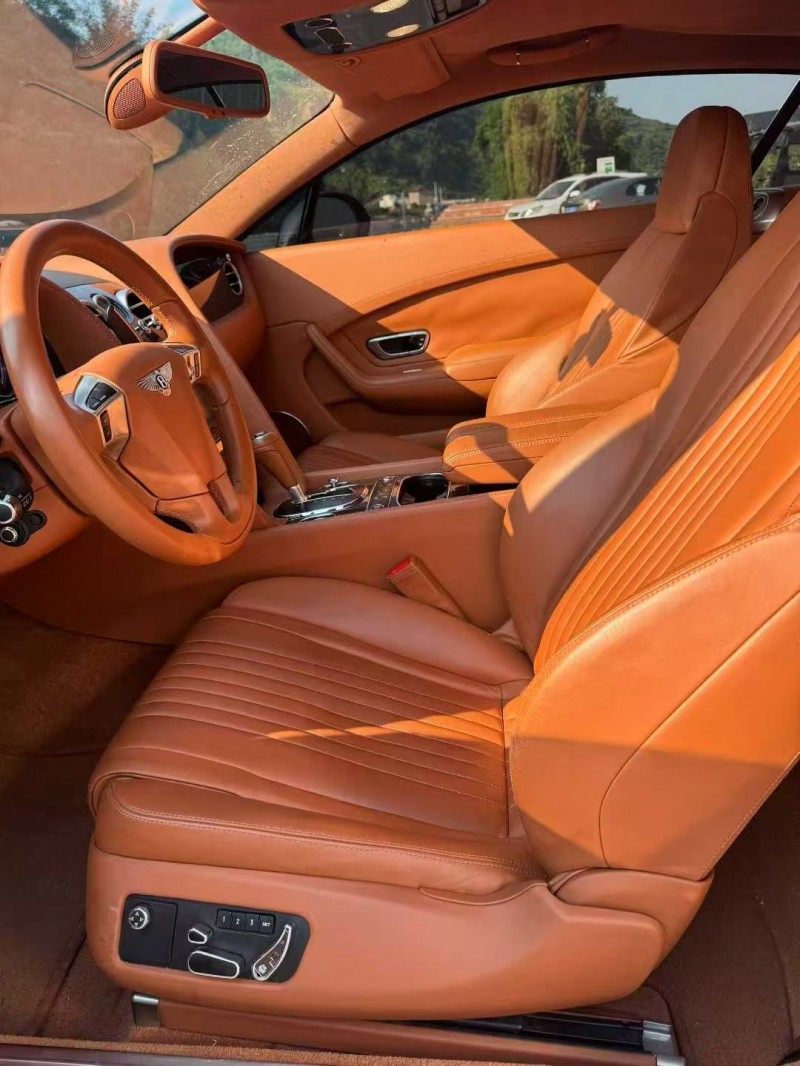 重庆18年宾利欧陆4