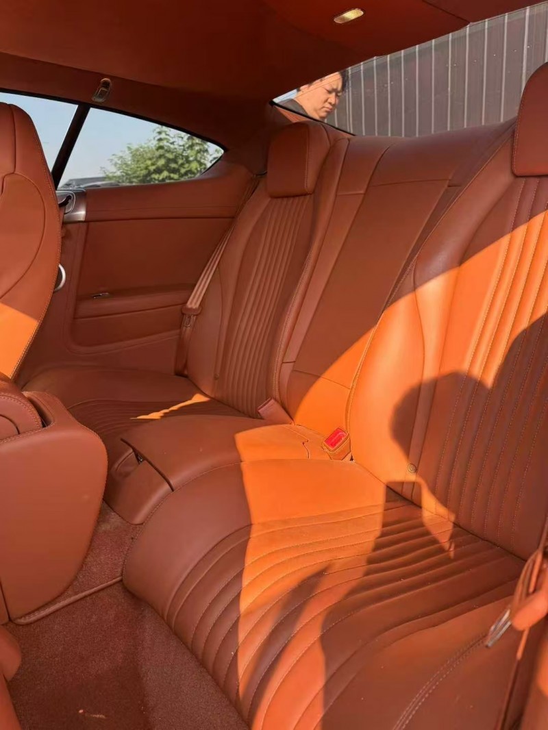 重庆18年宾利欧陆6