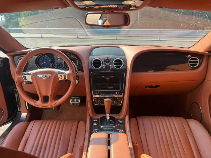 重庆18年宾利欧陆7