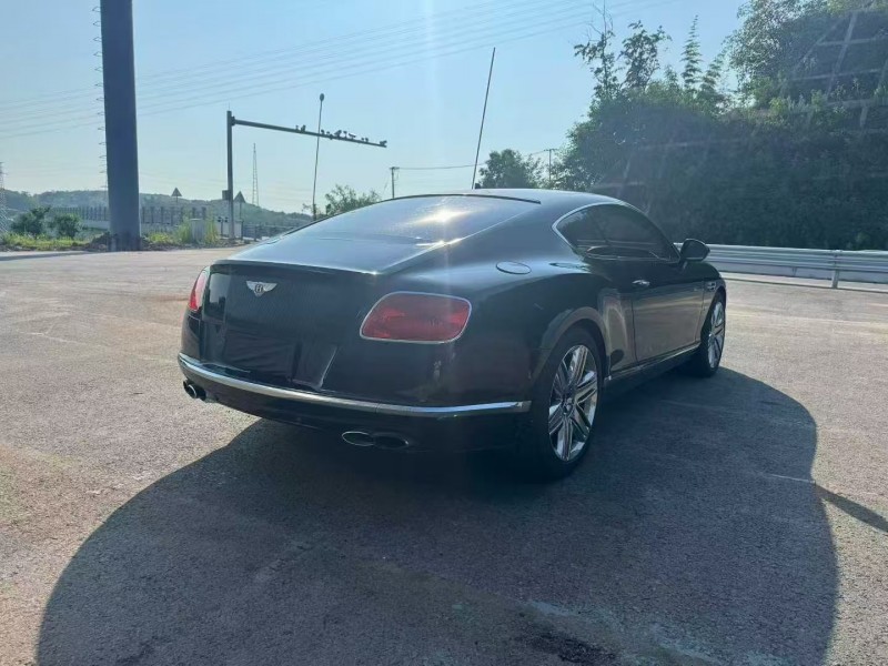 重庆18年宾利欧陆8