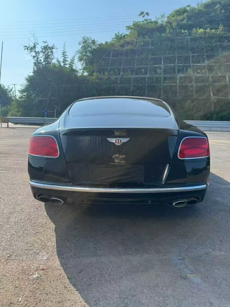 重庆18年宾利欧陆9