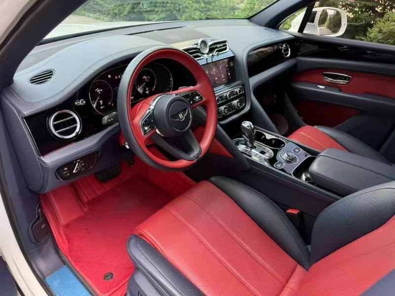 唐山21年宾利添越4