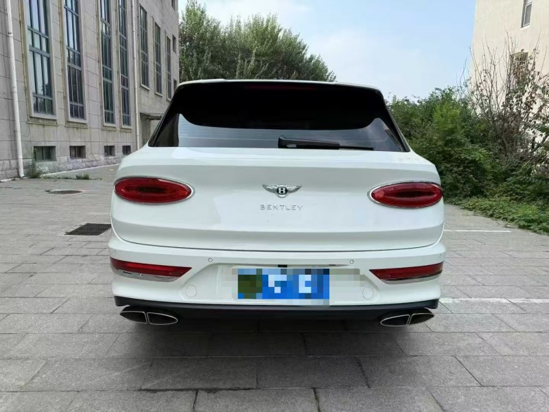 唐山21年宾利添越9