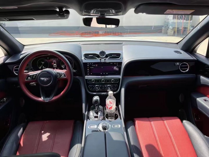 唐山21年宾利添越3