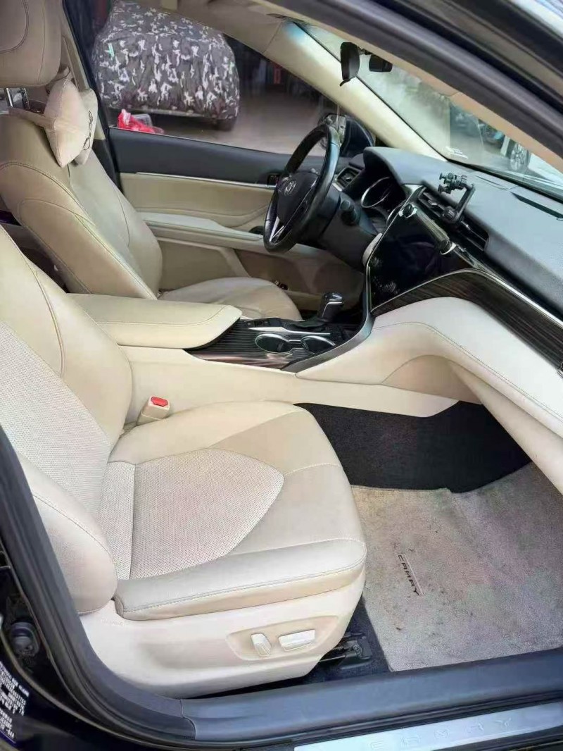 南宁19年丰田凯美瑞5