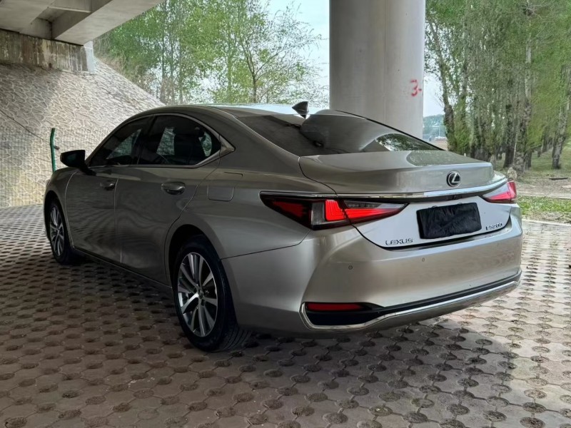 松原21年雷克萨斯ES7