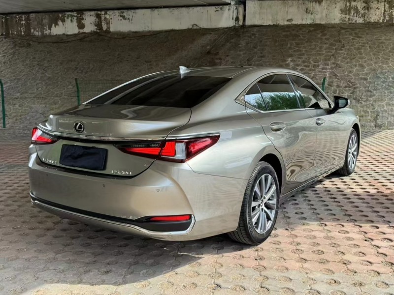 松原21年雷克萨斯ES8