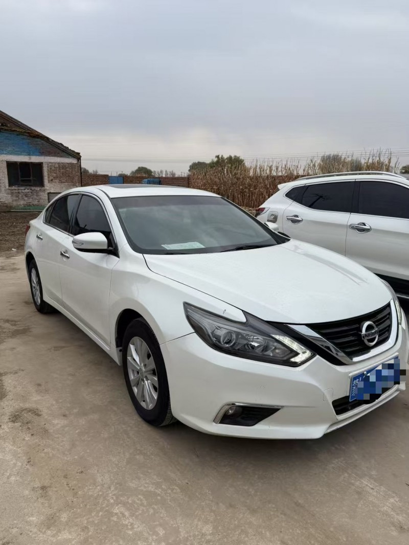 呼和浩特17年日产天籁3