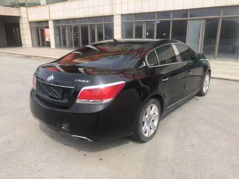 青岛12年别克君越7