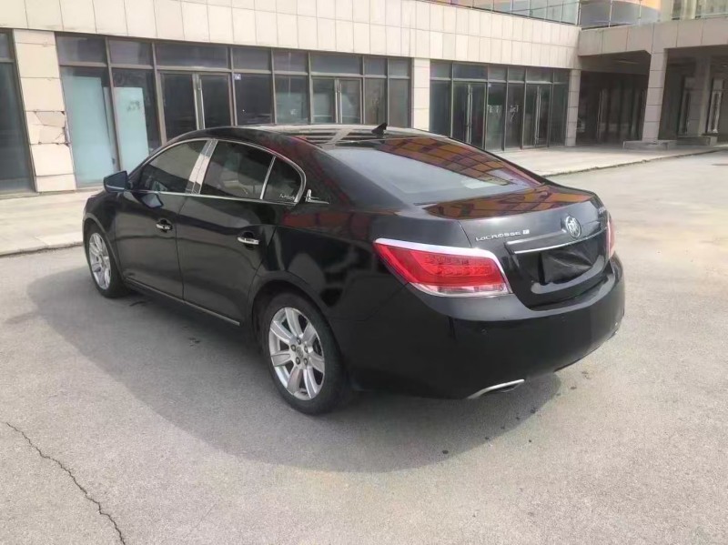 青岛12年别克君越8