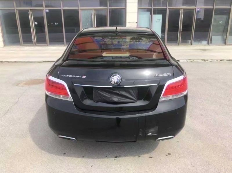 青岛12年别克君越9