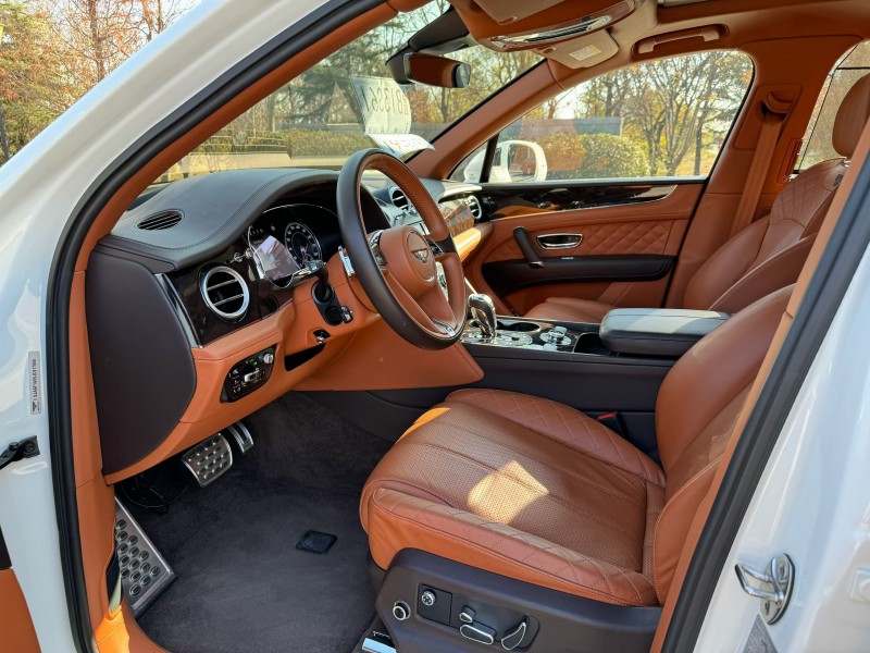 青岛17年宾利添越4