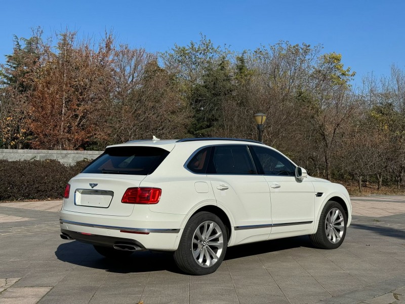 青岛17年宾利添越7