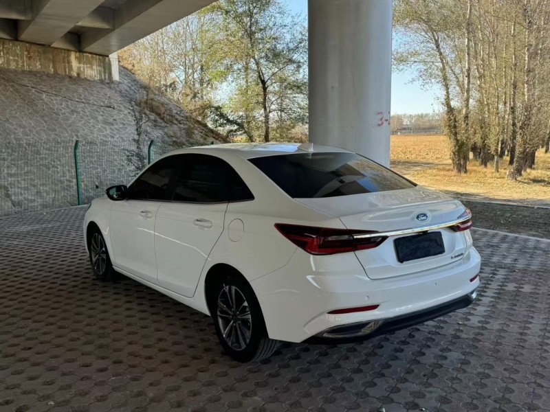 松原22年福特福睿斯8