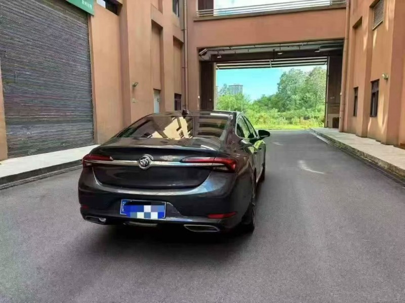 重庆20年别克君越8