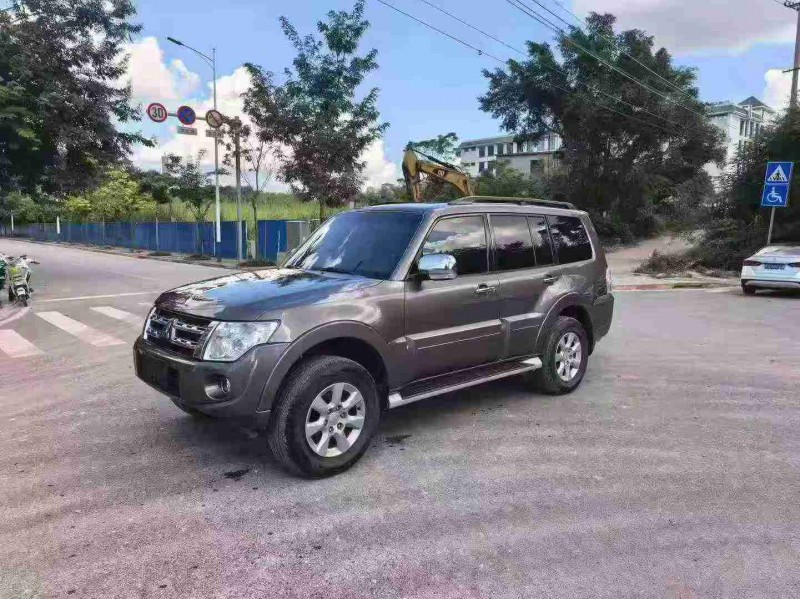 南宁14年三菱帕杰罗2