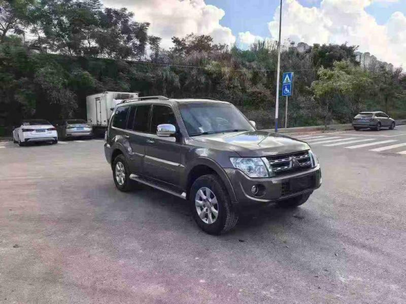 南宁14年三菱帕杰罗3