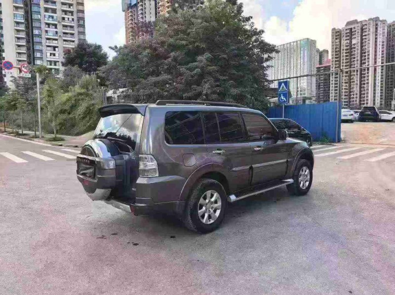 南宁14年三菱帕杰罗7