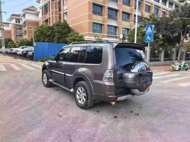 南宁14年三菱帕杰罗8