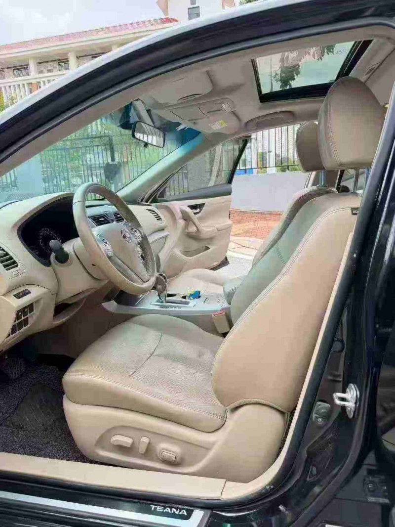 南宁17年日产天籁4