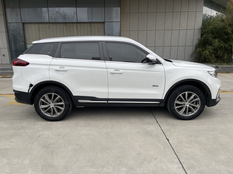 济宁19年吉利博越6