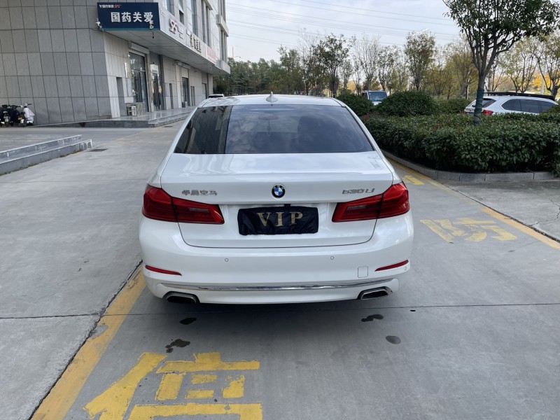 济宁19年宝马5系8