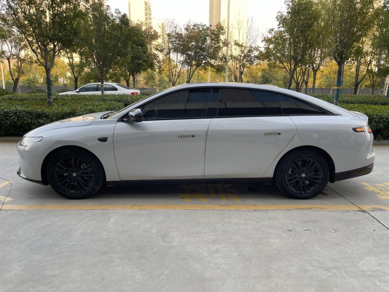 济宁23年零跑汽车C015