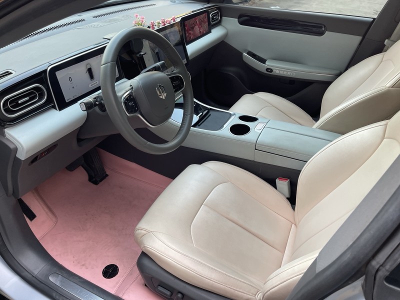 济宁23年零跑汽车C016