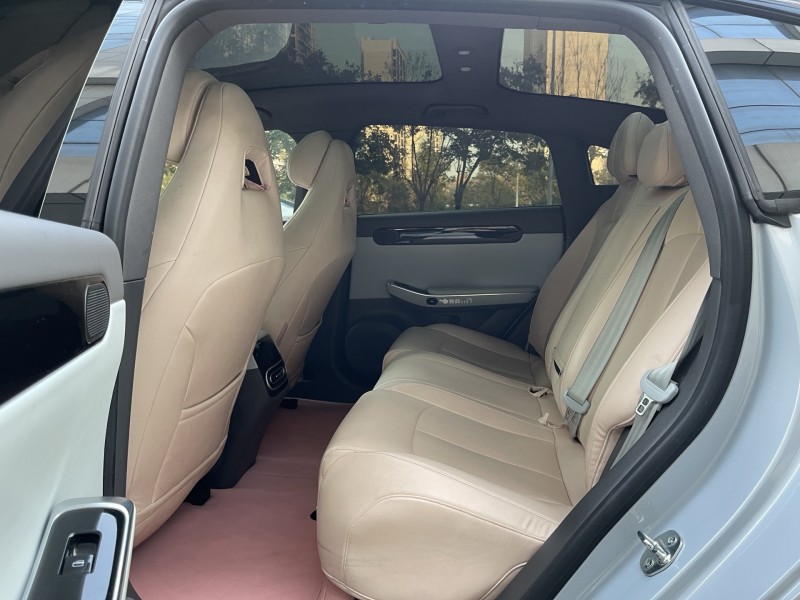 济宁23年零跑汽车C017