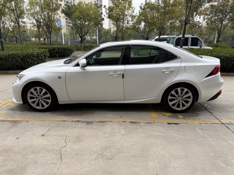 济宁16年雷克萨斯IS4