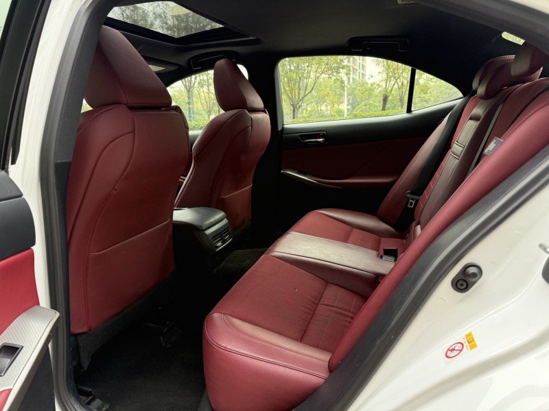 济宁16年雷克萨斯IS6