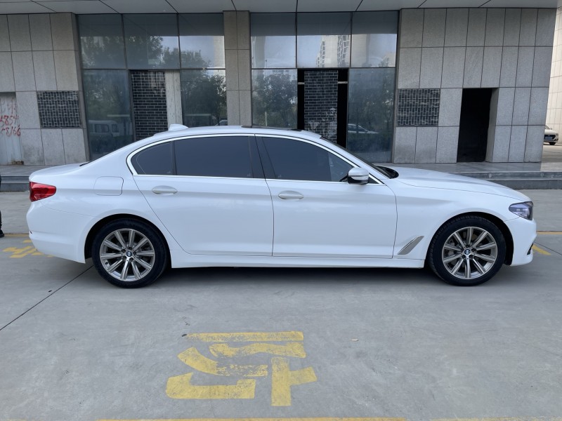 济宁18年宝马5系8