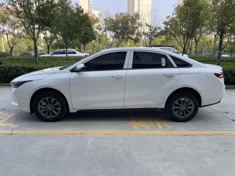 济宁24年吉利几何8