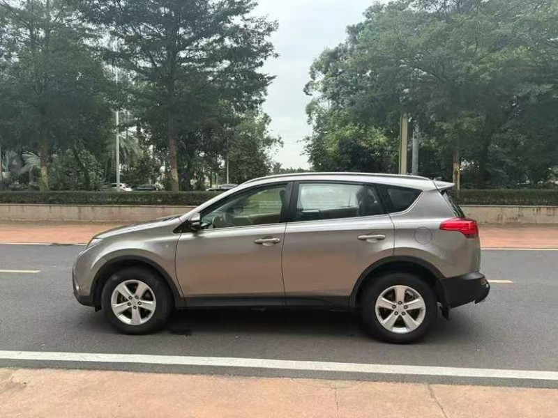 东莞14年丰田RAV48