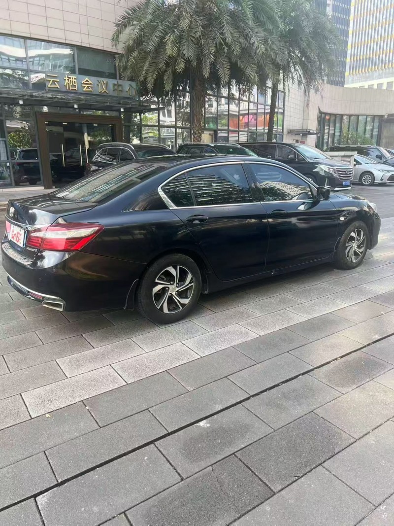 佛山17年本田雅阁8