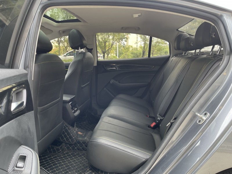 济宁22年荣威i55