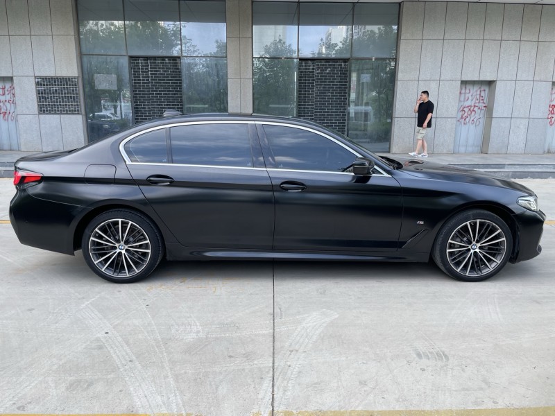 济宁21年宝马5系8