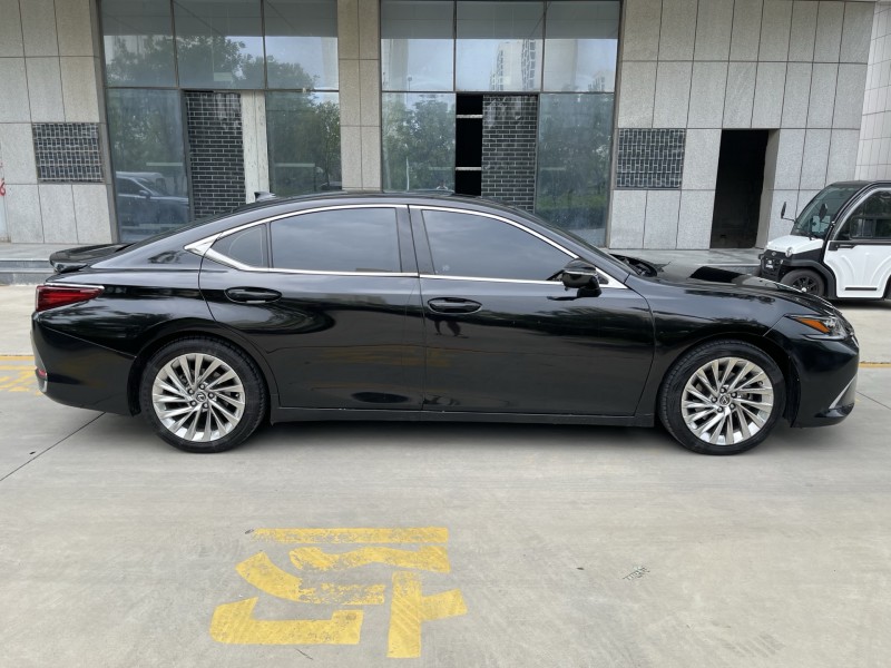 济宁22年雷克萨斯ES7