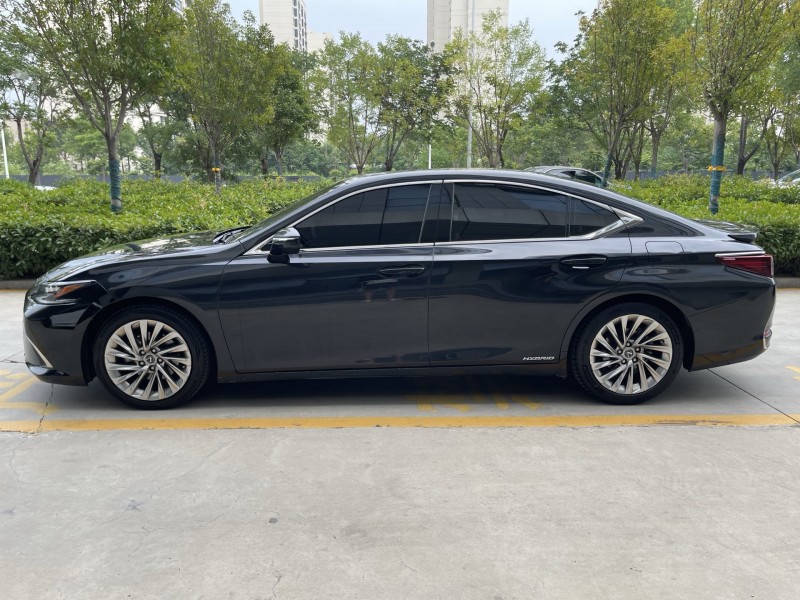 济宁22年雷克萨斯ES8